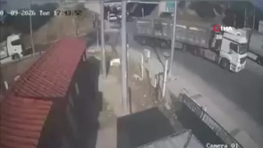 İzmir’de otomobil tıra böyle saplandı: Otomobil sürücüsü hayatını kaybetti