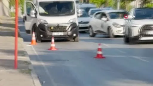 Avcılar’da polis uygulamasını gören servis sürücüsü aracını bırakıp koşarak böyle kaçmaya çalıştı