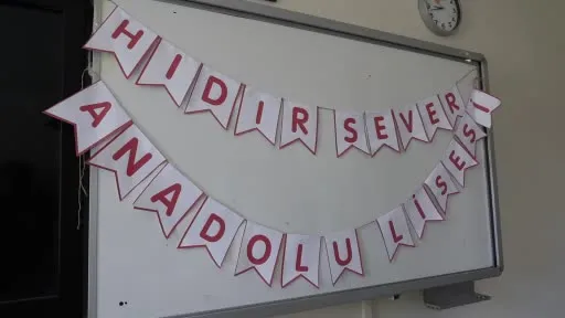 Şehit eşi Öznur öğretmen, eşinin emaneti gençlerin hayallerine atölyede ışık oluyor