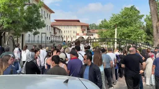 Öğrenciler sıralarda, veliler ise okulun çevresinde ter dökmeye başladı