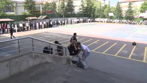 Ankara’daki bir lisede, öğrencileri son anda sınava aldılar