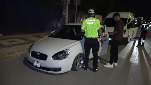 Denetimde abartı ışıklandırmadan ceza yiyen sürücü: "Yapmayın böyle şeyleri ben pişmanım, bu eziyete değmez"