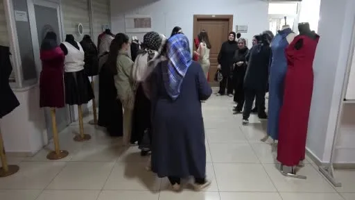 Bir kadının iğnesinden dökülen zarafet... Hem 30 yıllık emeklerini sergiledi hem de hayali olan üniversite diplomasını aldı