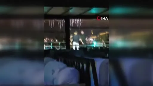 Birbirini tanımayan şahısların bıçaklı ve koltuklu kavgası kamerada