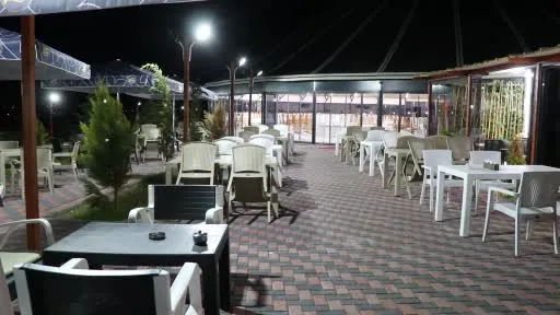 Yapay çiçeğe konan "Baykuş kelebeği" büyüklüğü ile görenleri hayrete düşürdü