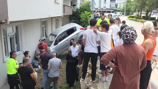 Otomobilin apartman bahçesine uçtuğu kazada faciadan dönüldü