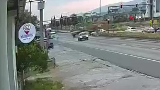 Aydın’da şaşkına çeviren kaza kamerada: Traktör römorkundaki balyalar yol kenarındaki adamın üstüne düştü