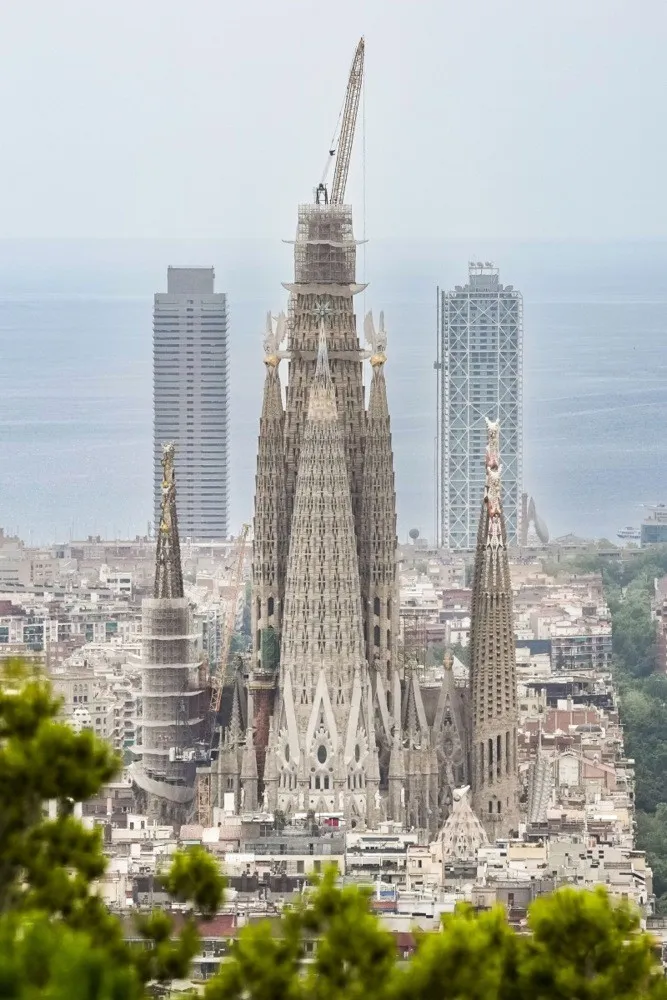 Barselona’daki La Sagrada Familia, dünyanın en uzun kilisesi unvanını aldı