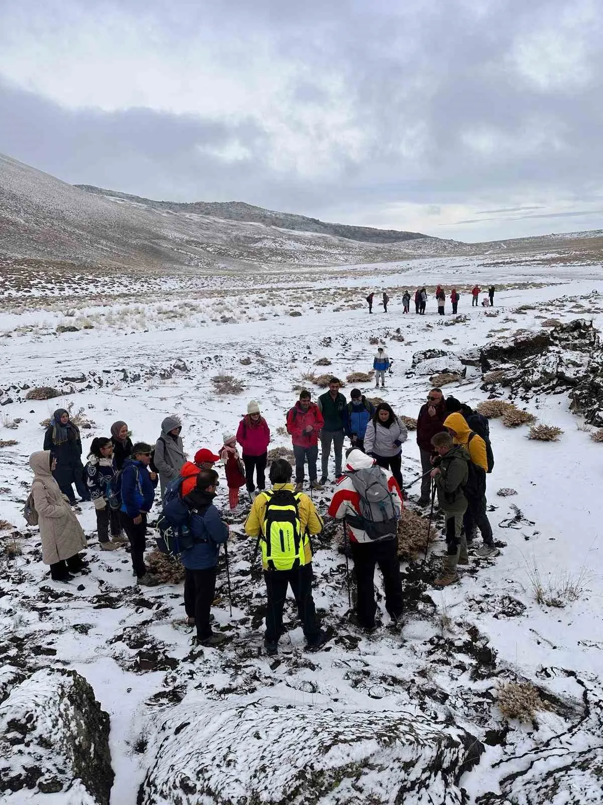 Ağrı Dağı’nda kar yağışına rağmen 27 dağcı tırmanışa geçti