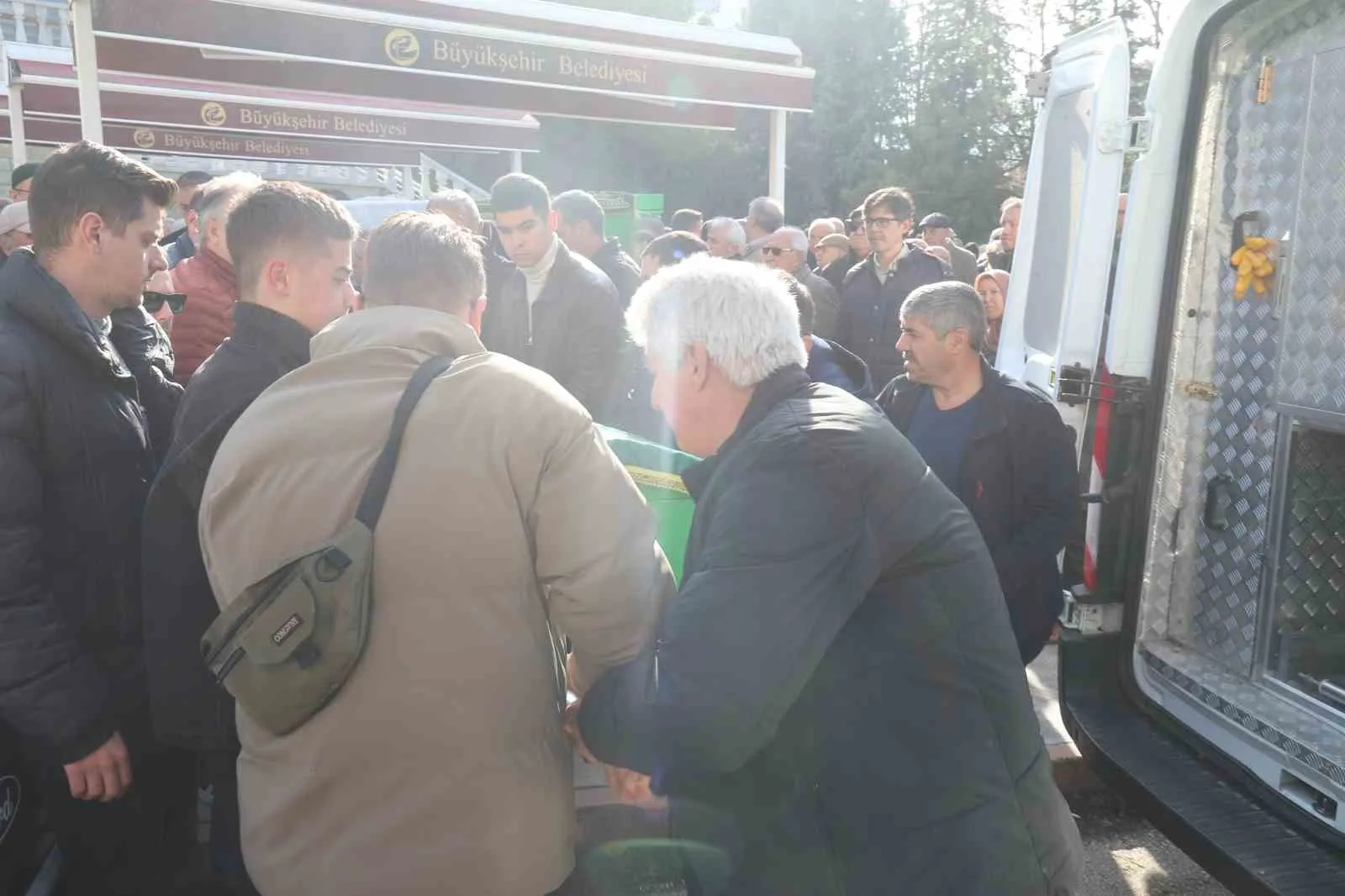 Ünlü oyuncu Burcu Özberk’in dedesi son yolculuğuna uğurlandı