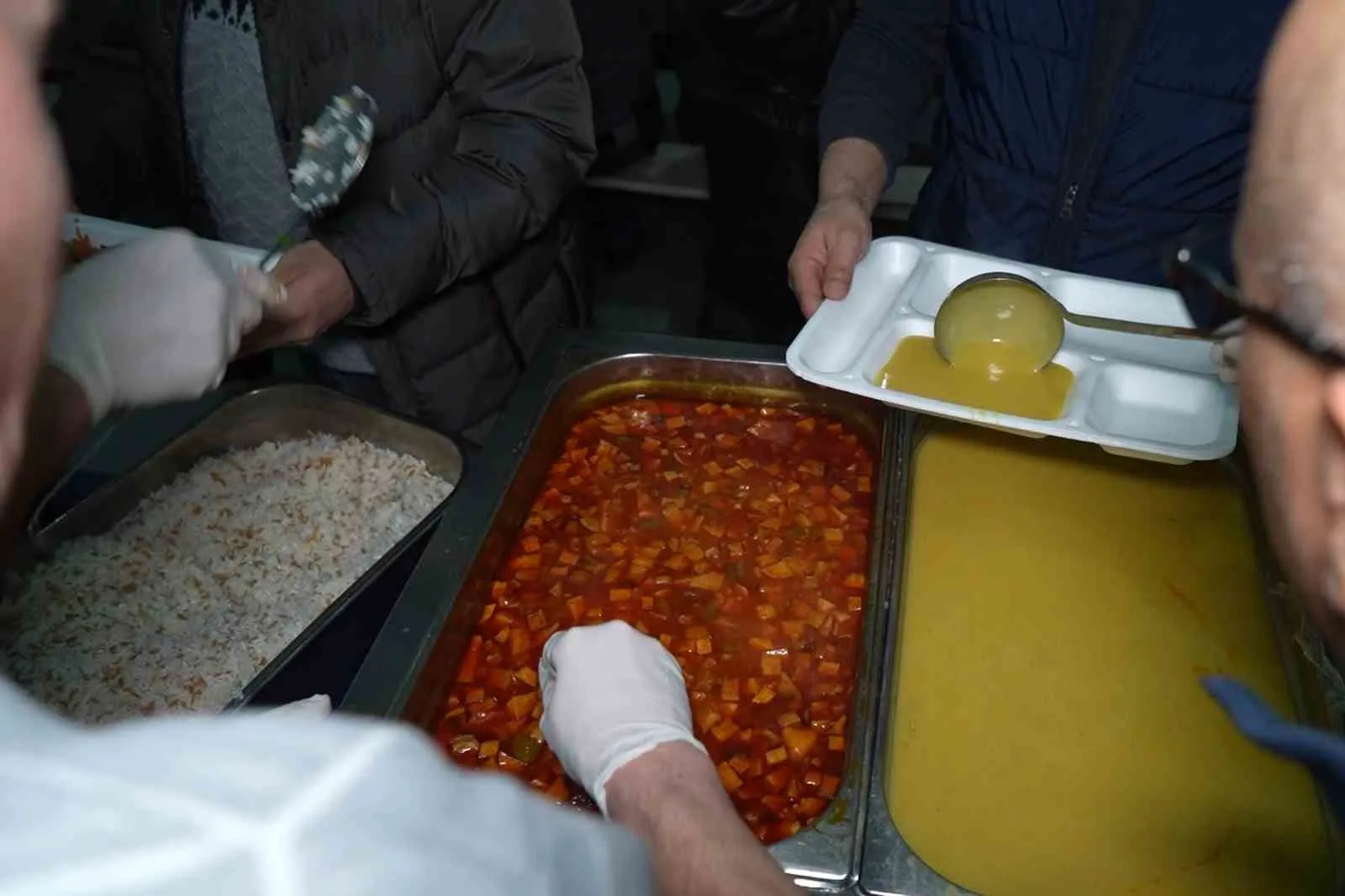 Evlerde yemek pişmiyor, köy halkı ortak sofrada iftar yapıyor