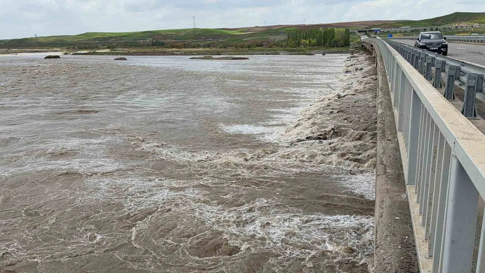 Batman’da sağanak yağış nedeniyle yol çöktü, Güney Çevre Yolu ulaşıma kapatıldı