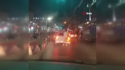 Aracın arkasına tutunarak ilerleyen patenli gencin tehlikeli yolculuğu kameraya yansıdı