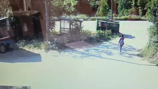 Devrilen kamyonun altında kalmaktan saniyelerle kurtuldu: O anlar kamerada