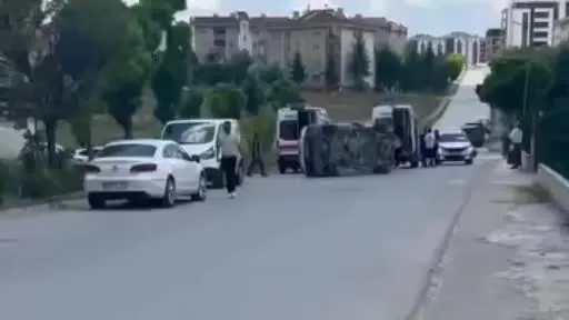Hafif ticarinin çarptığı PTT aracı yan devrildi