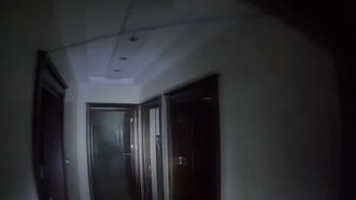 İtfaiyecilerin yüzlerine gelen alevlerle mücadelesi kask kamerasına yansıdı