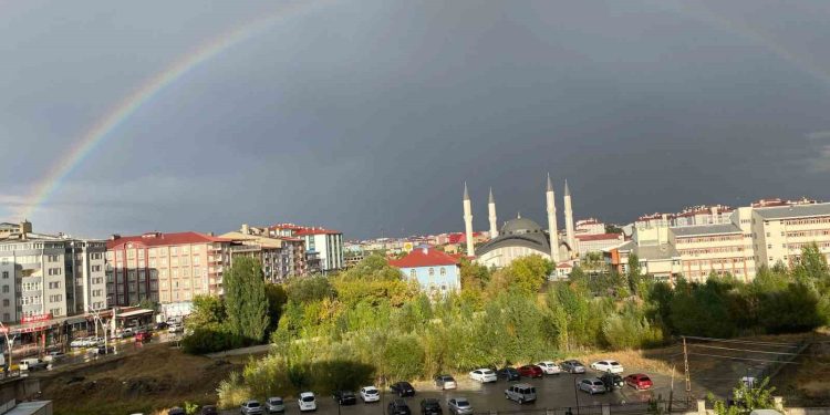 Ağrı’da yağmur sonrası gökkuşağı mest etti