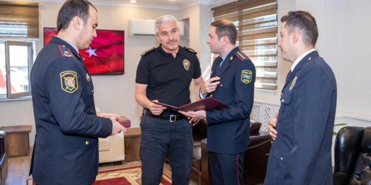 Azerbaycan heyetinden Türk polis memuruna madalya