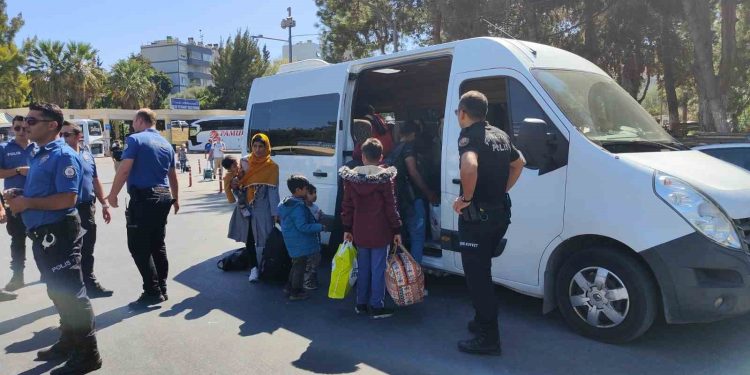 Düzensiz göçmenlerin cevabı polisi bile şaşırttı: “Düğüne katılmak için geldik”