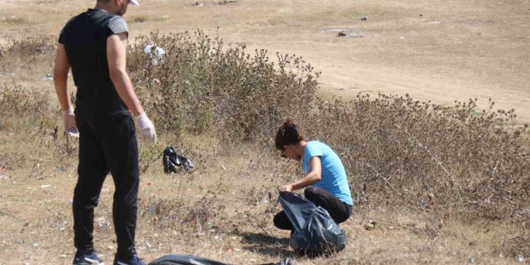 Dünya Temizlik Günü’nde gönüllüler bir araya geldi çevreyi temizledi