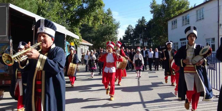2 bin 500 nüfuslu köyde 40 bin ton domates  250 milyon dal karanfil yetiştirildi