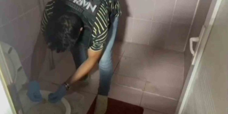 Uyuşturucuları klozete atıp saklamaya çalıştılar