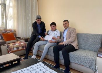 Evde eğitim gören öğrenciye diploma sürprizi