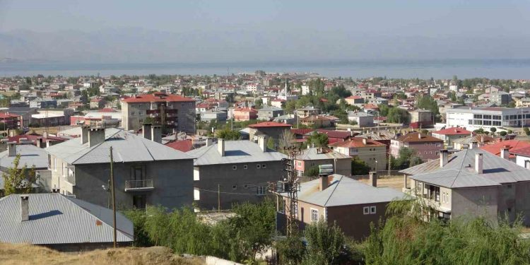 Vanlı öğrenciler mahallelerine okul istiyor