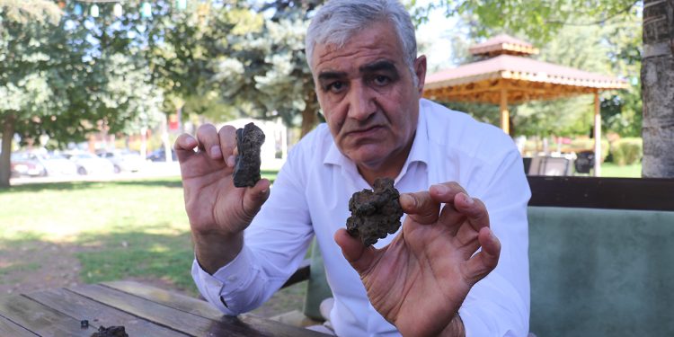 Mantar toplarken bulduğu taşlara gözü gibi bakıyor