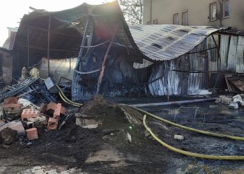 Arnavutköy’de iş yeri deposu alev alev yandı