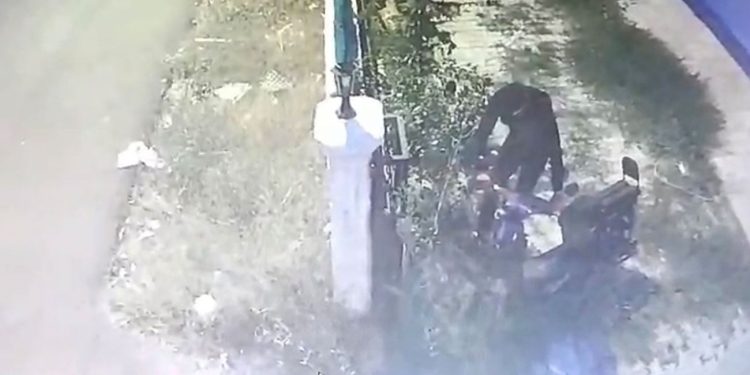 Elektrikli motosikletin çalınma anı kamerada