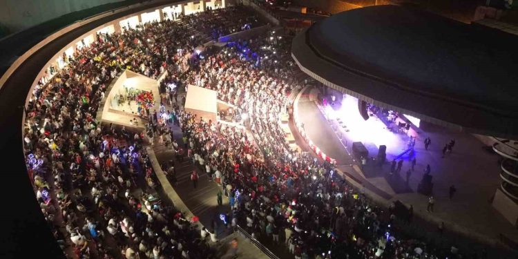 Ünlü şarkıcı konser esnasında sahneden düştü: O anlar kamerada