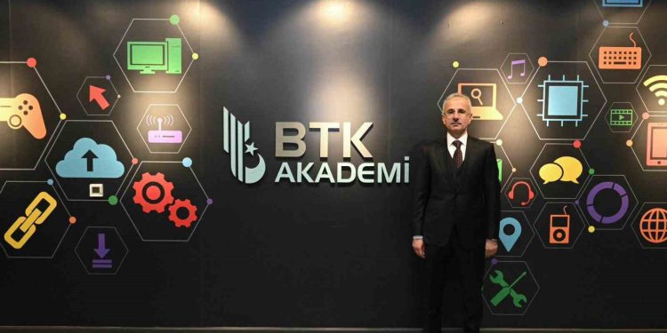 Bakan Uraloğlu, BTK Akademi’nin mobil uygulamasının kullanıma açıldığını duyurdu