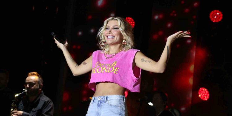 İrem Derici hayranlarını coşturdu