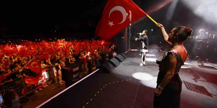 Selçuk’un kurtuluşunun 102. yılında Norm Ender ile parladı