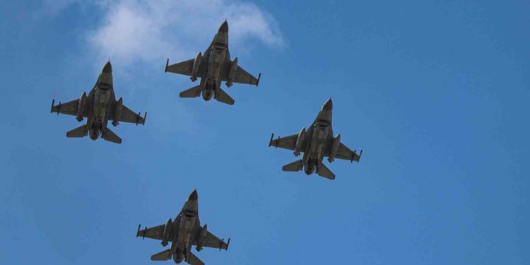 Bolu semalarında F-16 uçakları saygı uçuşu gerçekleştirdi