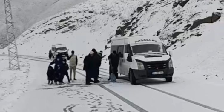 Hakkari’de iki minibüs karla kaplı yolda mahsur kaldı