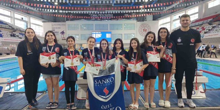 SANKO Okulları Küçük Kız Yüzme Takımı bölge şampiyonu oldu
