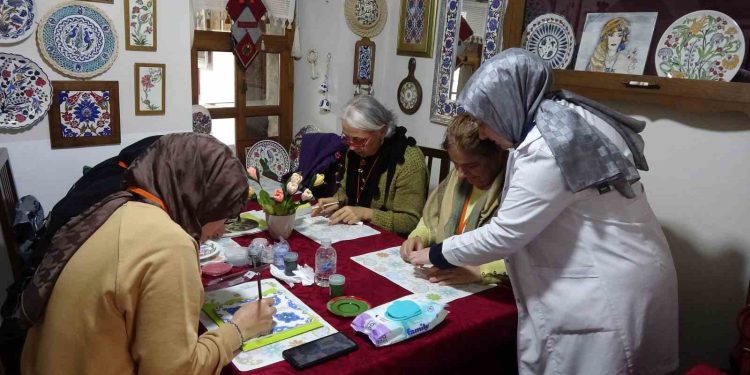Çinicilik kursu sayesinde hem stres atıyorlar hem de aile bütçesine katkıda bulunuyorlar