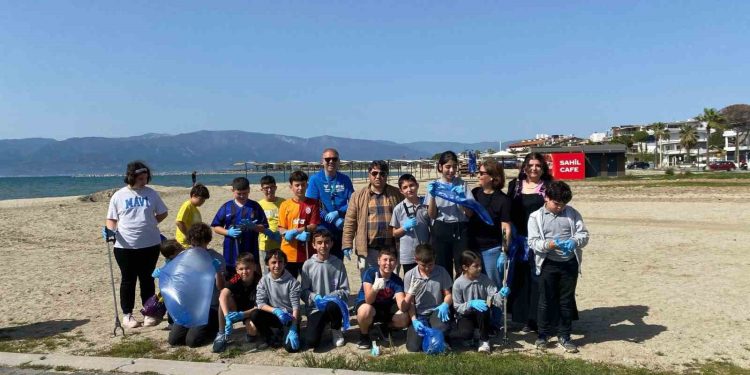 Burhaniye’de Hacı Mustafa Müdüroğlu Ortaokulu’ndan plaj temizliği