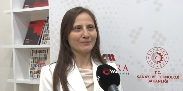 Yapay zeka eğitimini başarıyla tamamlayan 12 görme engelli vatandaşa sertifikaları verildi
