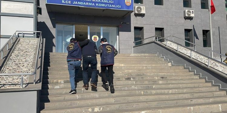 Diyarbakır’da haklarında arama kaydı bulunan 3 kişi yakalandı