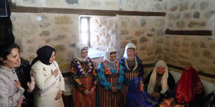 Kastamonu’da geleneksel gelinlikler ve çeyizler görücüye çıktı