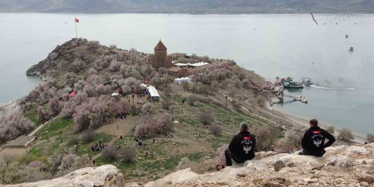 Akdamar Adası Badem Çiçeği Festivali’yle şenlendi