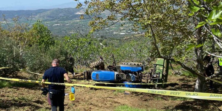 İzmir’de devrilen traktörün altında kalan sürücü yaşamını yitirdi
