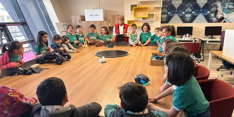 Geleceğin teknoloji liderleri 13 Şubat Gençlik Merkezi’nde yetişiyor