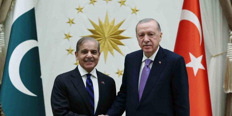 Cumhurbaşkanı Recep Tayyip Erdoğan, Pakistan Başbakanı Şahbaz Şerif ile Cumhurbaşkanlığı Külliyesi’nde bir araya geldi.