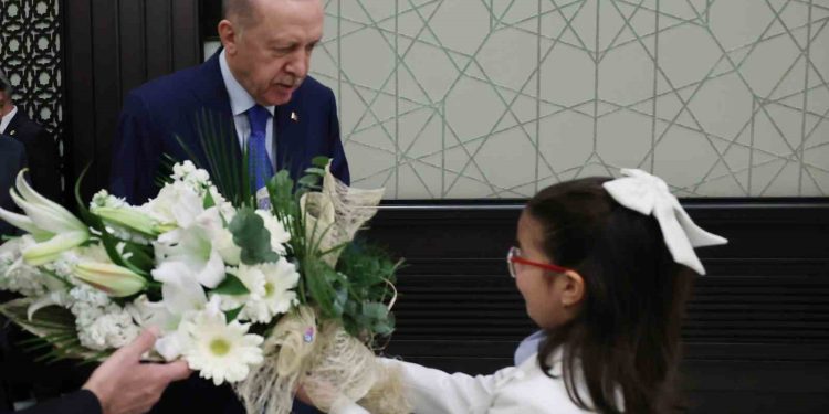 Cumhurbaşkanı Erdoğan, 23 Nisan’da minik misafirlerini ağırladı