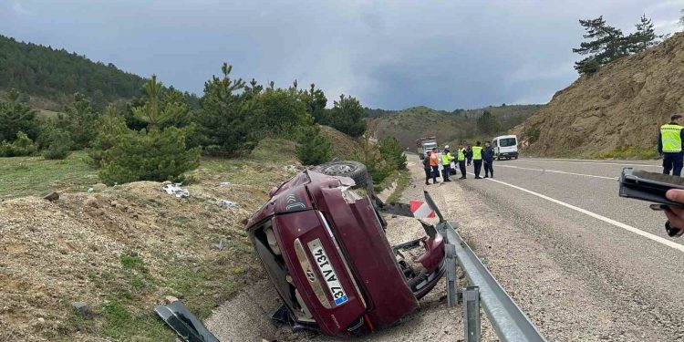 Kastamonu’da virajı alamayan otomobil şarampole devrildi: 3 yaralı
