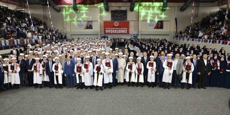 Diyanet İşleri Başkanı Erbaş’ın katılımıyla 475 gence icazet belgesi verildi